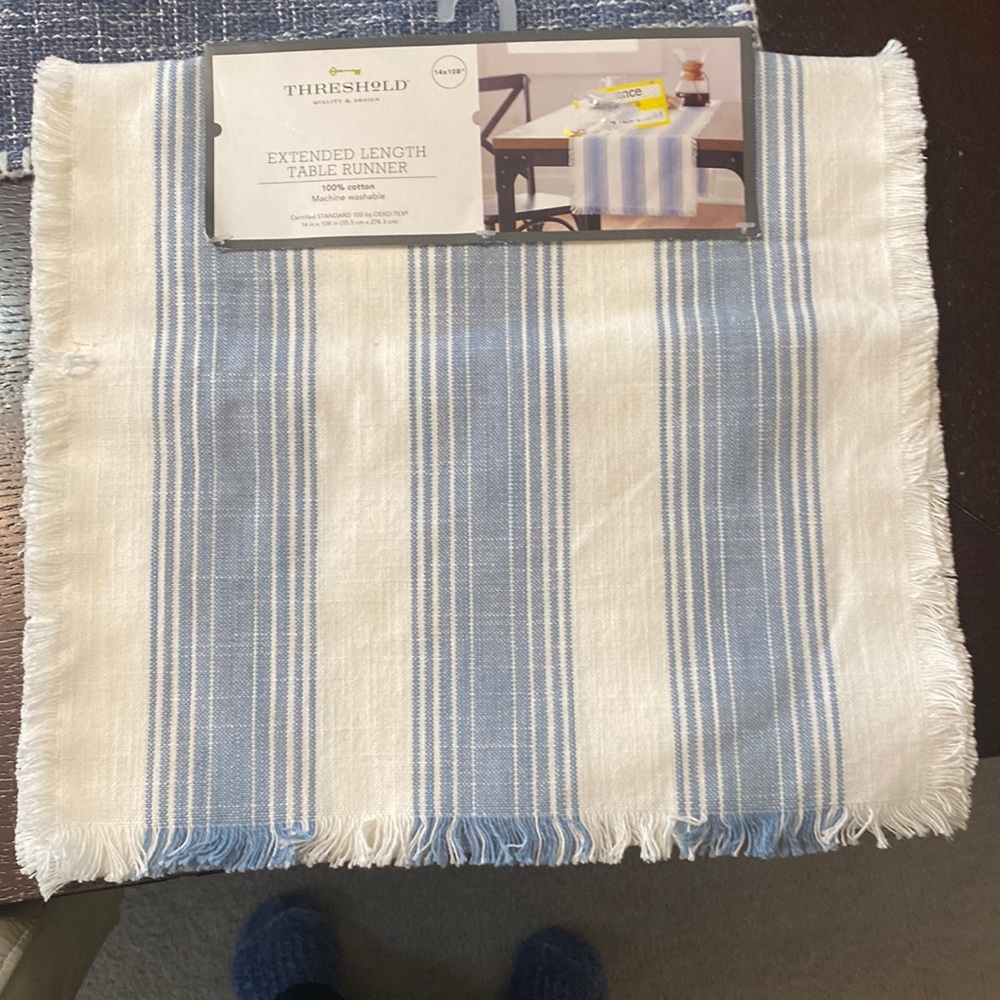 Linen table runner extended size NWT